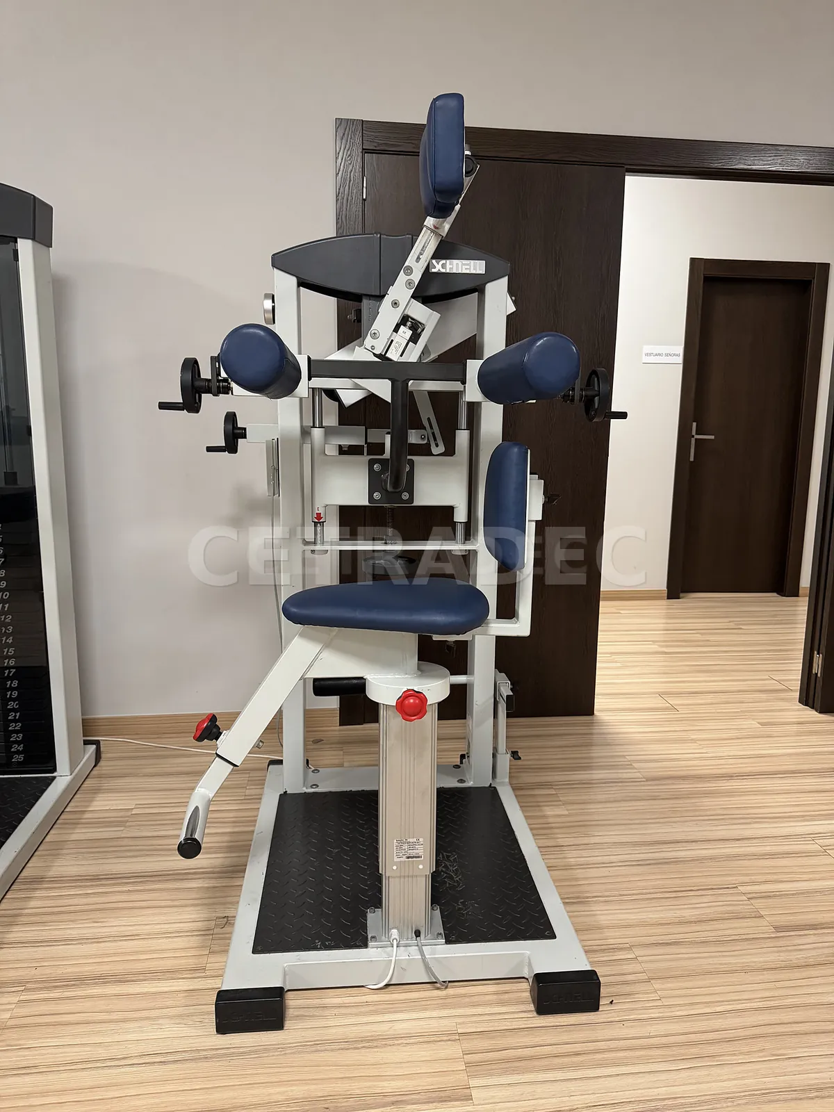 Vista frontal de la máquina Schnell 4back Premium Cervical Multi con apoyo de cabeza y asiento regulable