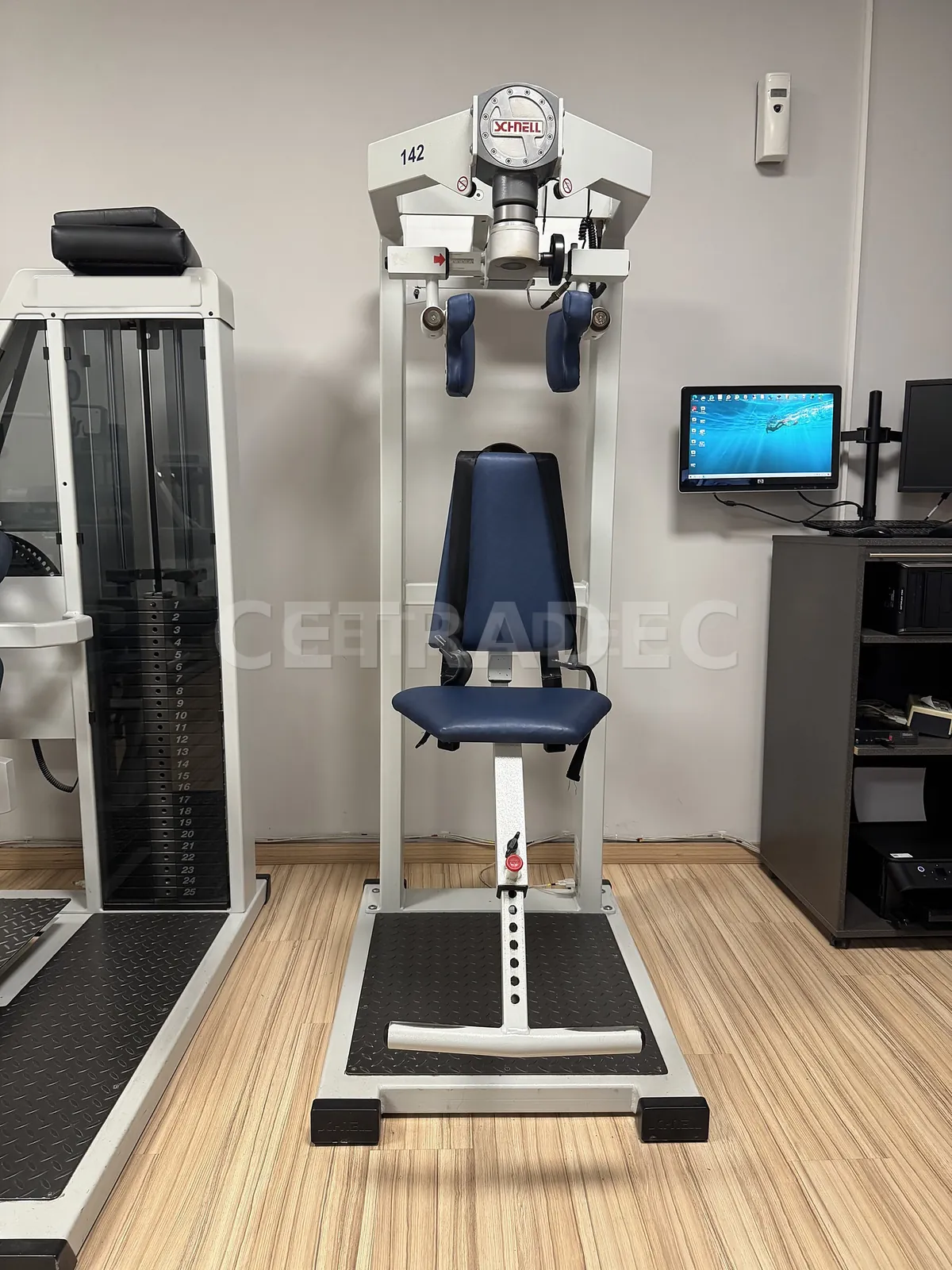 Máquina Schnell 4back Premium Cervical Rotation para trabajar el giro de la cabeza, vista frontal