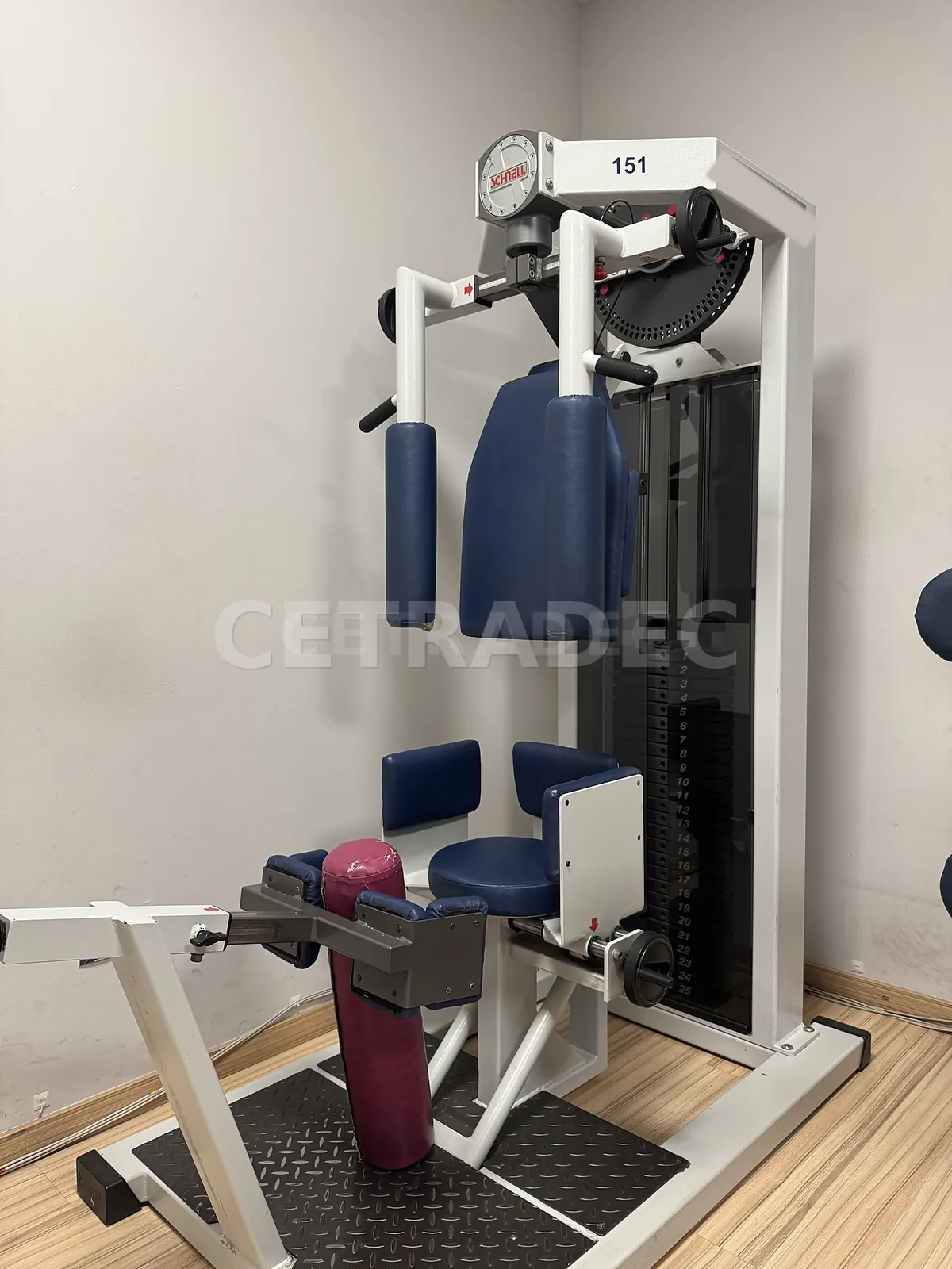 Vista lateral de la máquina Schnell 4back Premium Rotation con apoyo lumbar y asiento regulables